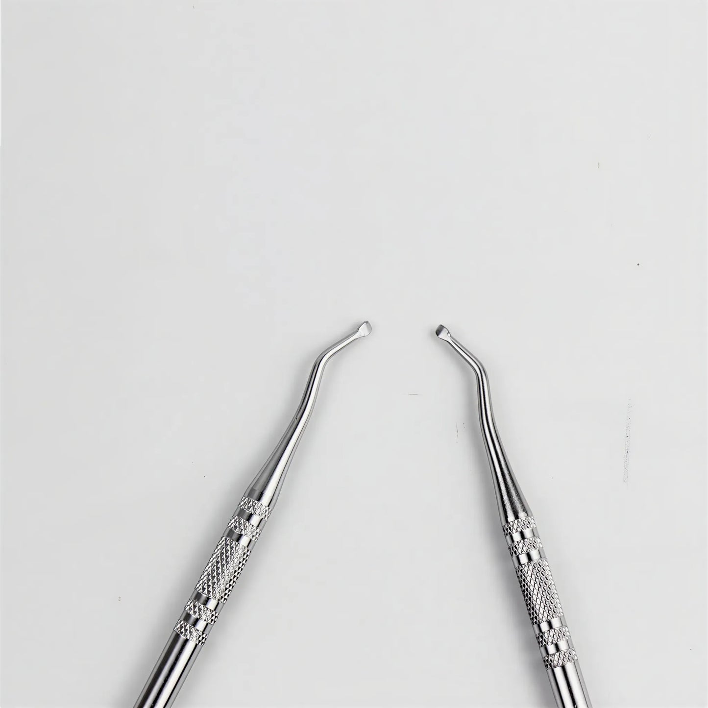 Détail des pointes courbées en acier inoxydable pour la précision des soins des ongles