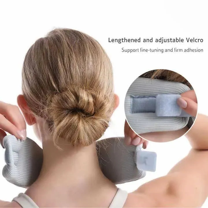 Femme ajustant un appui-nuque ergonomique par l'arrière avec bande velcro réglable pour un soutien personnalisé et une stabilisation de la nuque.