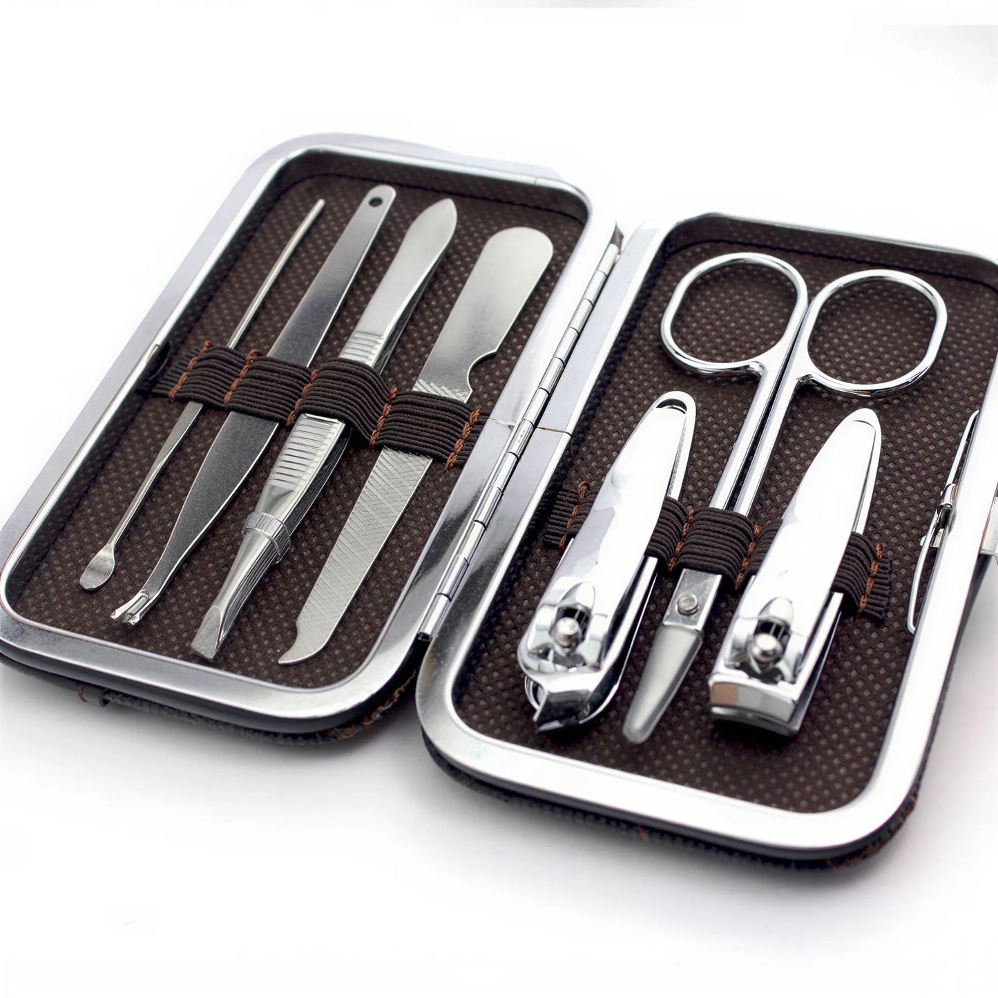 Gros plan sur les outils de manucure dans un étui compact