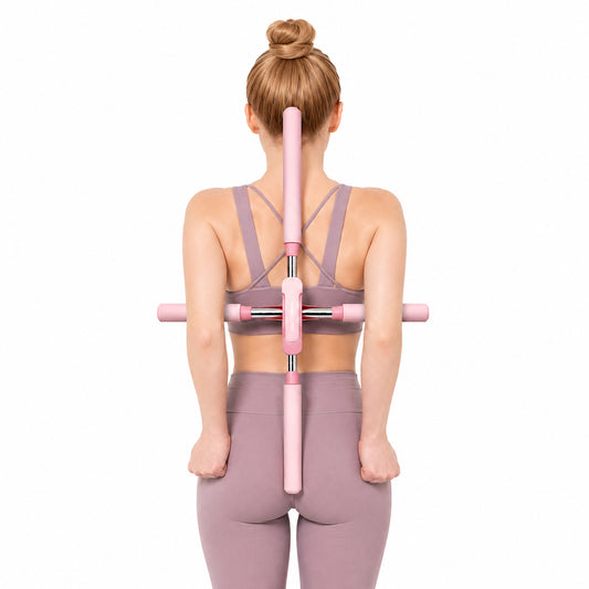 Personne utilisant un correcteur de posture pour une meilleure posture.