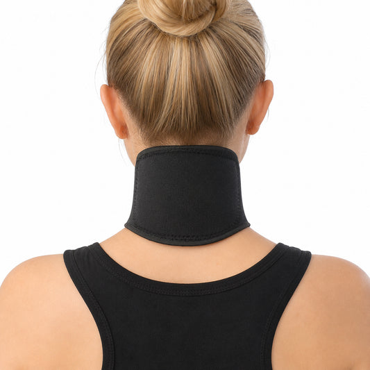 Une femme porte un protège-nuque doux qui retient la chaleur et aide à protéger la nuque du froid.
