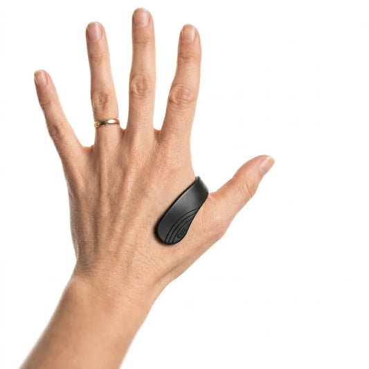 Pince anti-migraine placée sur la main entre le pouce et l'index