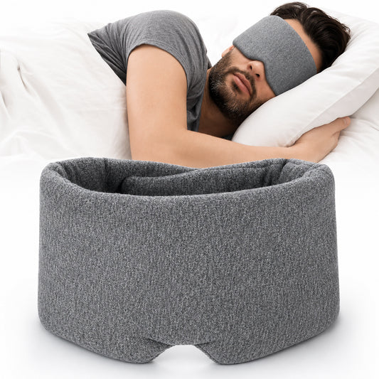 Masque de sommeil doux en coton gris utilisé par une personne endormie dans son lit.
