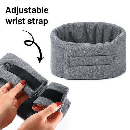 Masque de sommeil doux en coton gris avec bande velcro réglable pour un ajustement individuel.