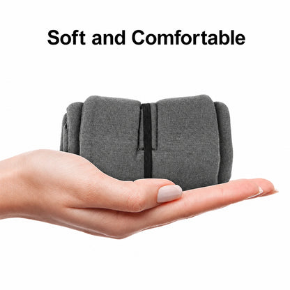 Masque de sommeil doux en coton gris enroulé, au format doux et compact.