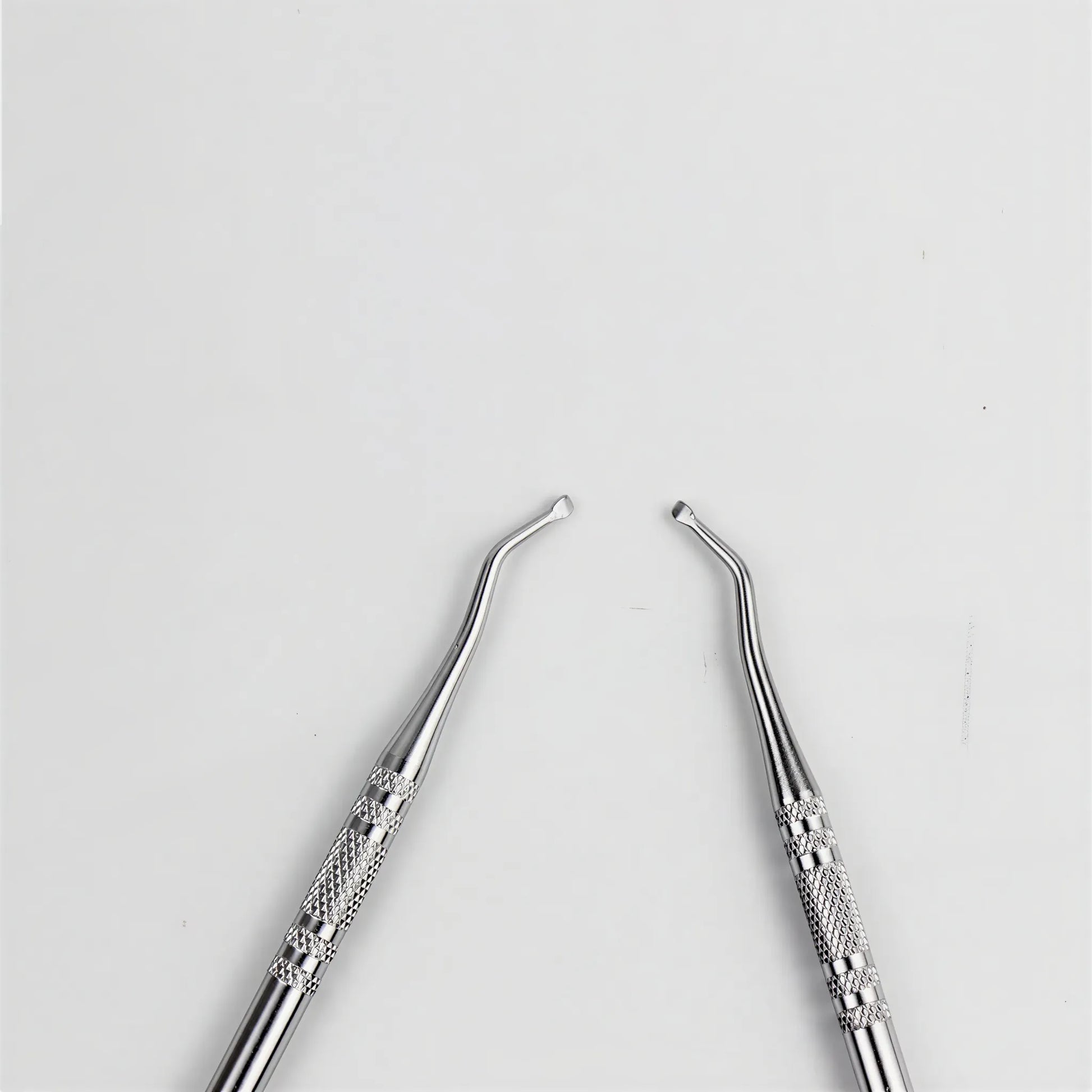 Détail des pointes courbées en acier inoxydable pour la précision des soins des ongles