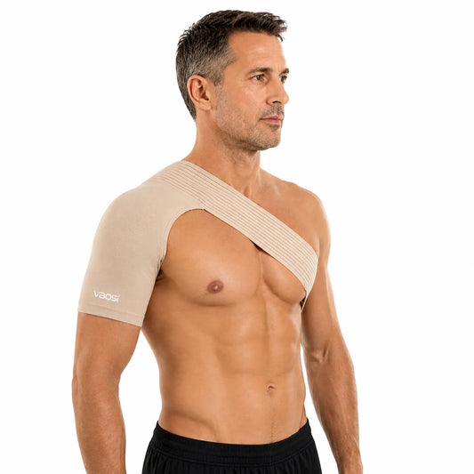 Support d’épaule élastique à compression porté par un homme.