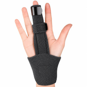 Fingerstöd i svart tyg med handledsband och tre kardborreband, visat på en hand.