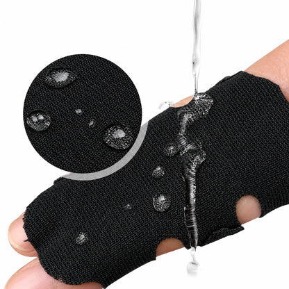 Bande pour doigt noire avec surface hydrofuge et gouttes d'eau visibles.