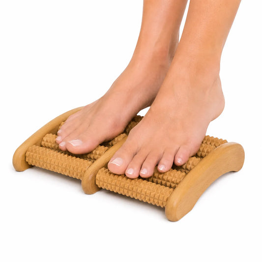 Personne utilisant un rouleau de massage des pieds pour un massage relaxant