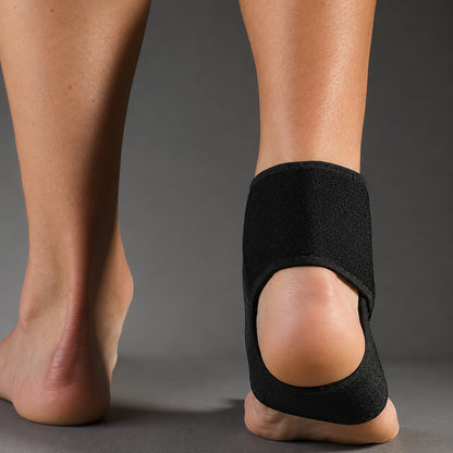 Chevillère réglable avec design de compression offrant stabilité, soutien et soulagement de la cheville pendant l'activité et la récupération.
