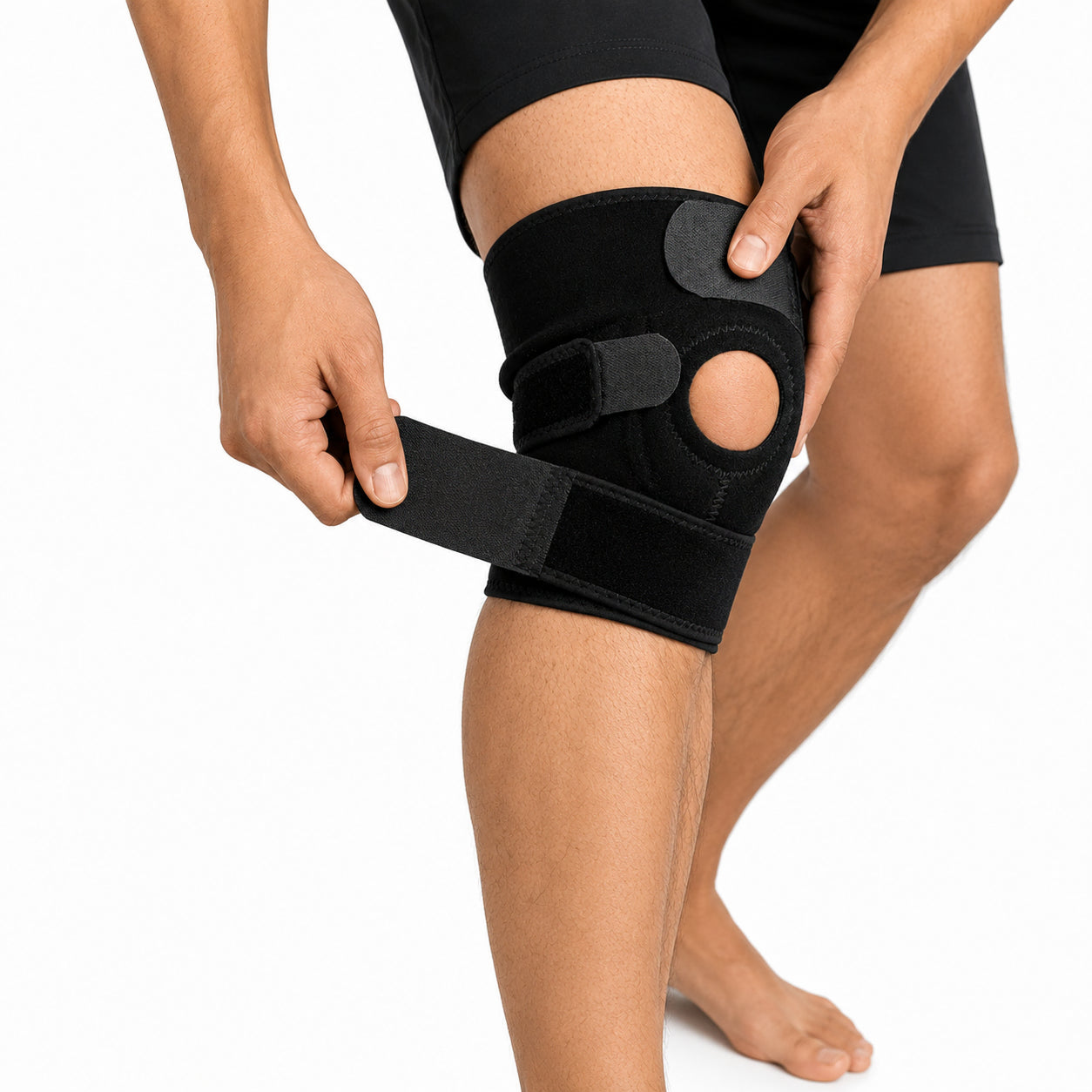 Genouillère réglable avec ouverture pour la rotule et sangle de compression offrant un soutien stable et un ajustement individuel.