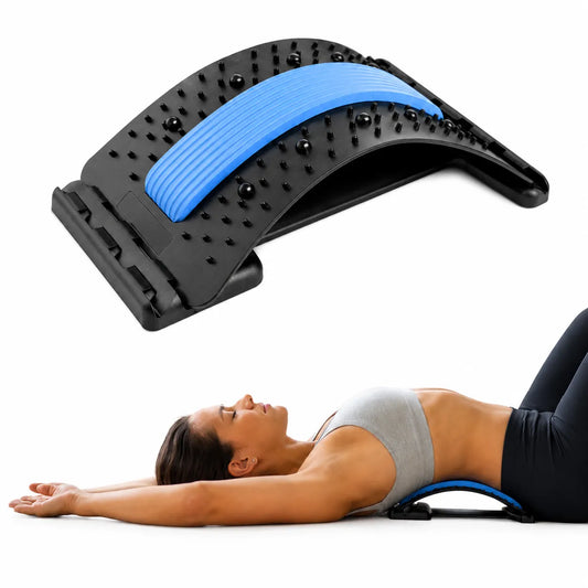 Femme utilisant un étireur de dos orthopédique pour étirer et soulager le dos à la maison.