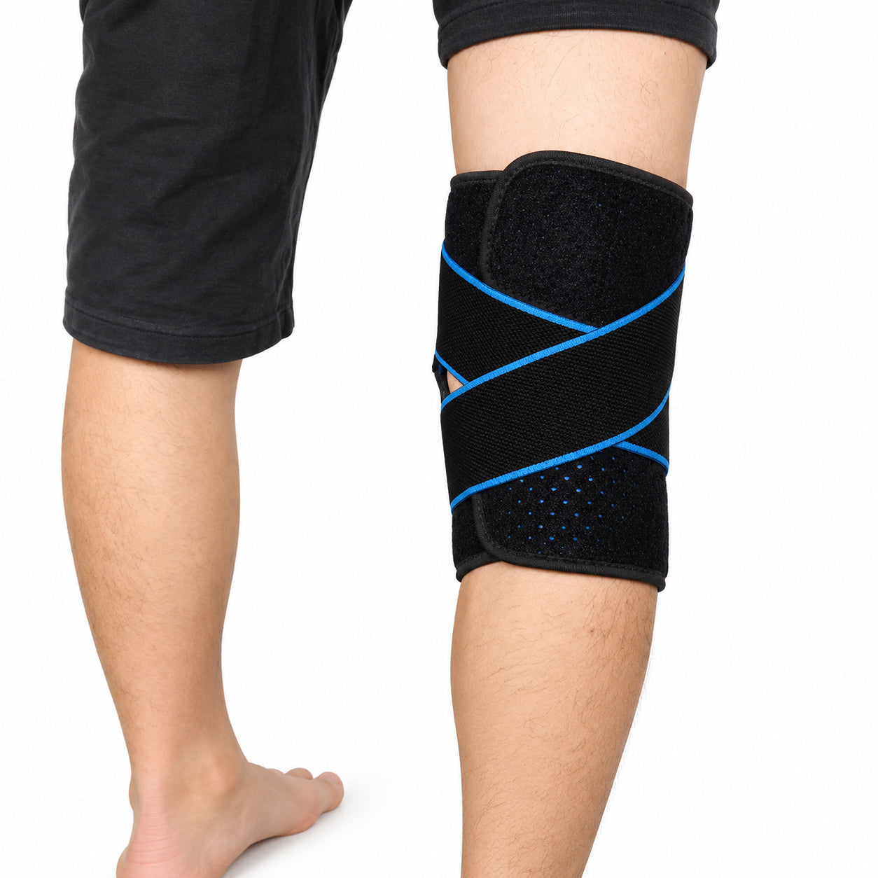 Face arrière d'une genouillère avec doubles stabilisateurs latéraux et sangles de compression croisées pour plus de stabilité.