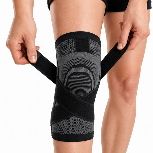 Une personne ajuste une genouillère de compression avec sangles à boucle pour un soutien et une stabilité supplémentaires autour du genou.
