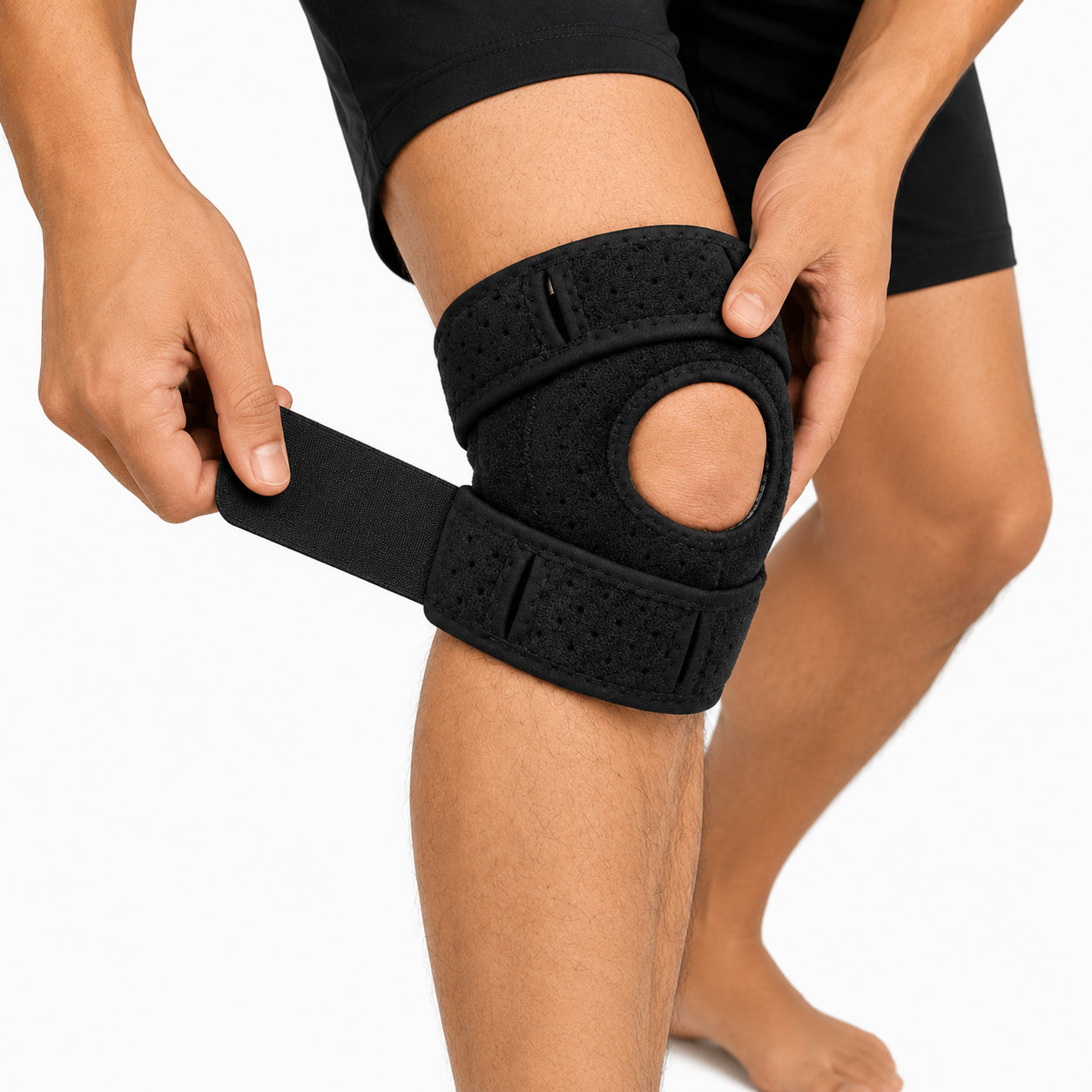 Genouillère réglable avec ouverture pour la rotule et sangle de compression pour la stabilité, le soulagement et un ajustement confortable.