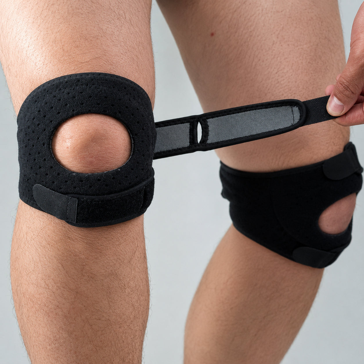 Genouillère réglable avec ouverture pour la rotule et sangle stabilisatrice pour le soulagement en cas de genou du sauteur et de maladie d'Osgood-Schlatter.