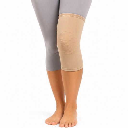 Genouillère élastique avec compression légère et soutien rembourré au-dessus de la rotule.