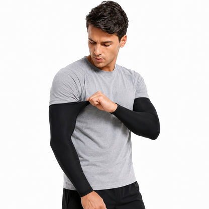 Un homme enfile des manchons de compression pour bras avant l'entraînement.