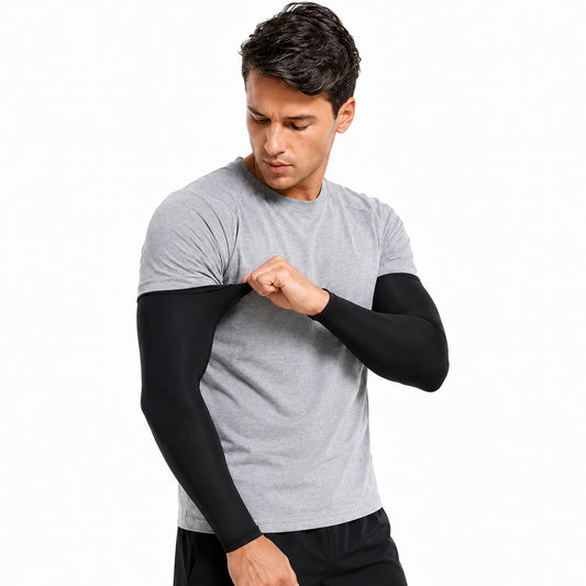 Un homme enfile des manchons de compression pour bras avant l'entraînement.