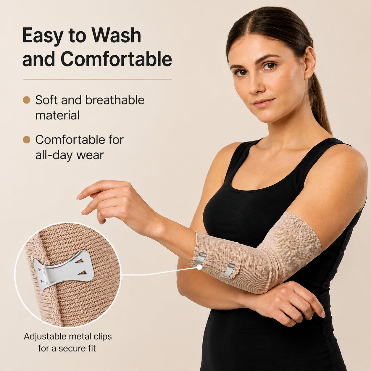 Une femme porte un bandage de compression élastique avec boucle métallique au coude pour un soutien et une compression réglables.