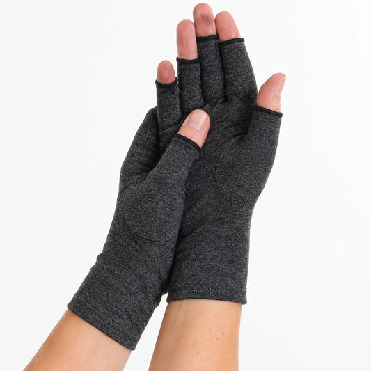 Gants de compression gris à doigts ouverts pour le soutien et le soulagement des mains et des poignets.
