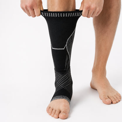 Un homme enfile des chaussettes de compression pour mollets avec chevillère intégrée.