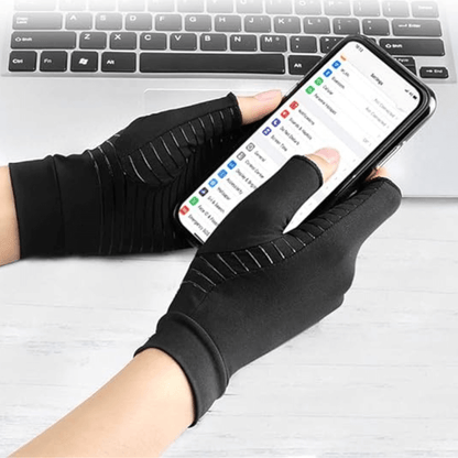 Kopparinfuserade handskar med öppna fingertoppar som används vid mobil och dator för bibehållen precision och grepp
