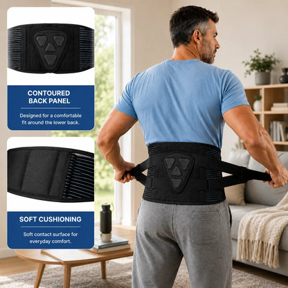 Un homme ajuste un soutien lombaire avec panneau dorsal profilé et rembourrage doux pour un ajustement confortable près du corps.