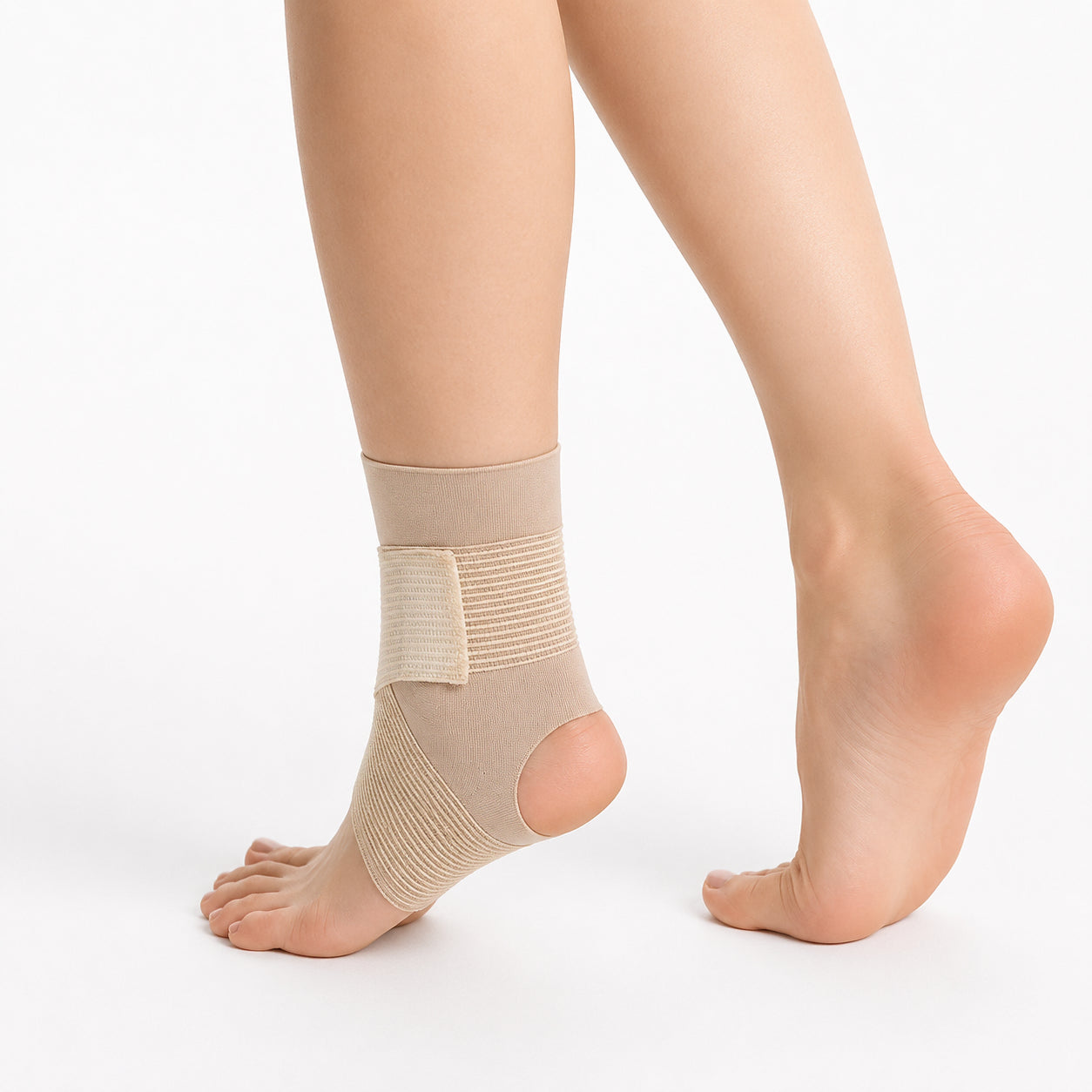 Chevillère élastique légère avec bande de compression réglable et talon ouvert pour un soutien stable.