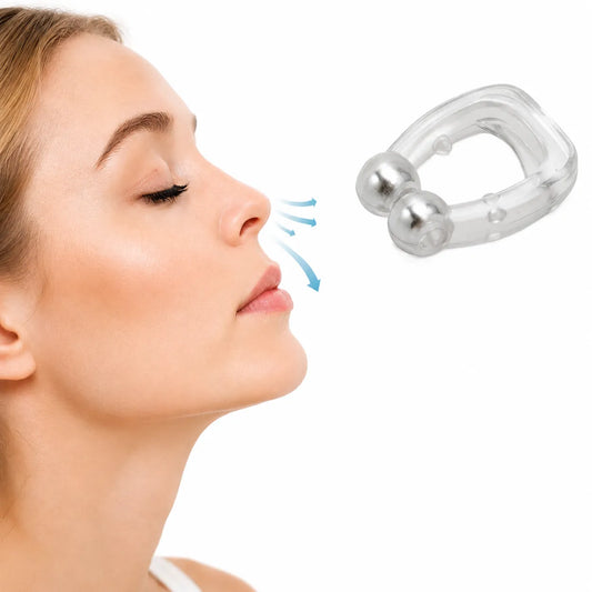 Femme de profil à côté d'une pince nasale magnétique anti-ronflement, avec illustration du flux d'air.