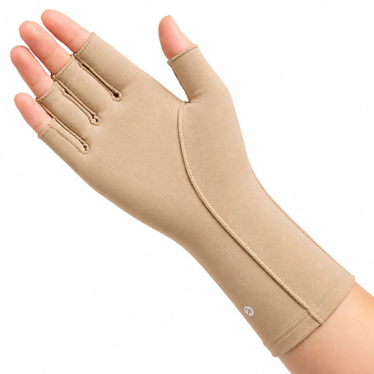 Gant de compression médical beige avec bouts de doigts ouverts pour la main et le poignet.