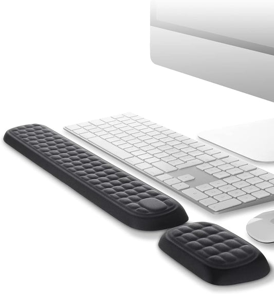 Memory Foam Handledsstöd placerat framför tangentbord