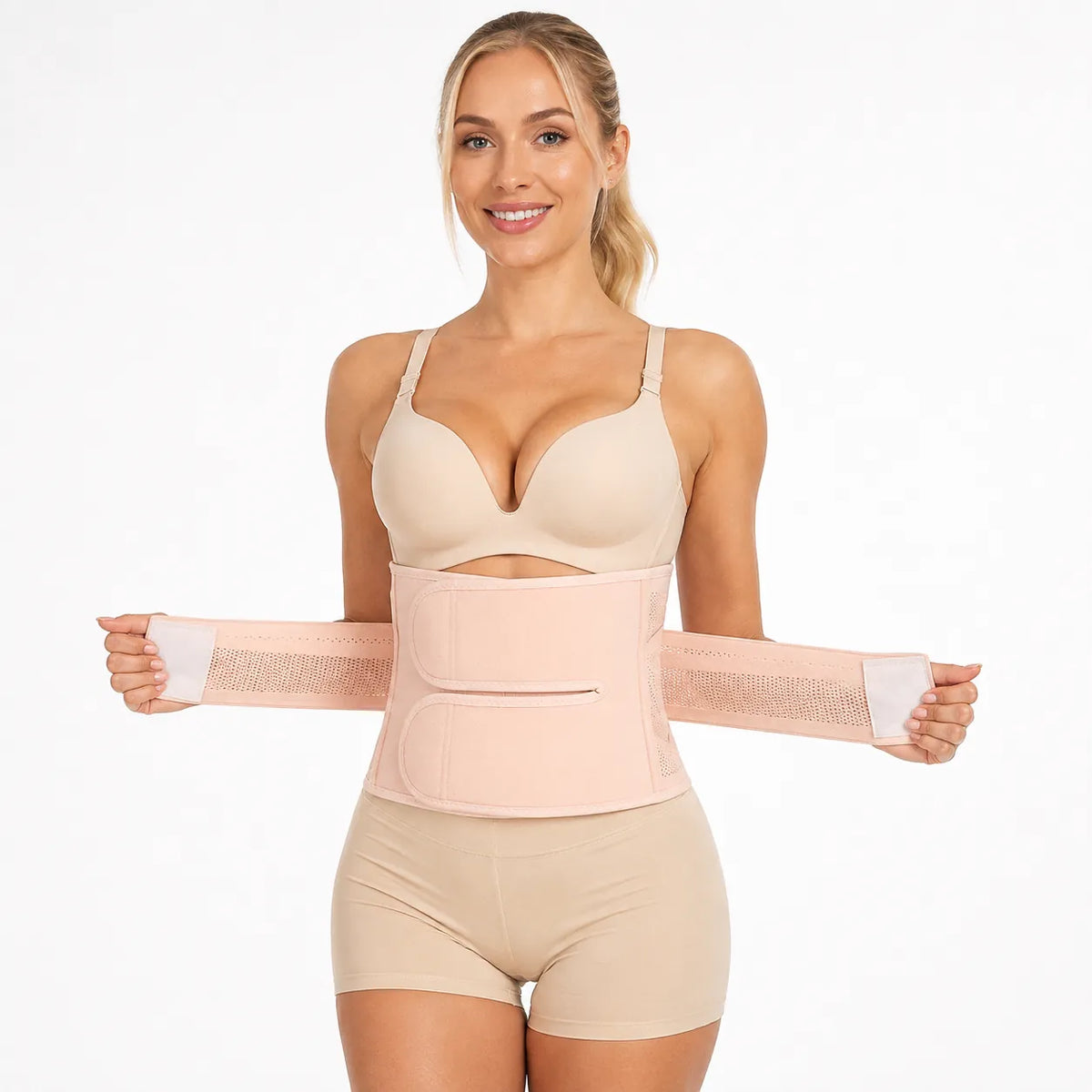La femme porte un tailleur beige avec des bretelles réglables autour du ventre et de la taille.