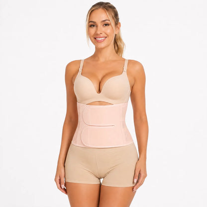 La femme porte un tailleur beige avec une coupe ajustée et une compression réglable autour de la taille.