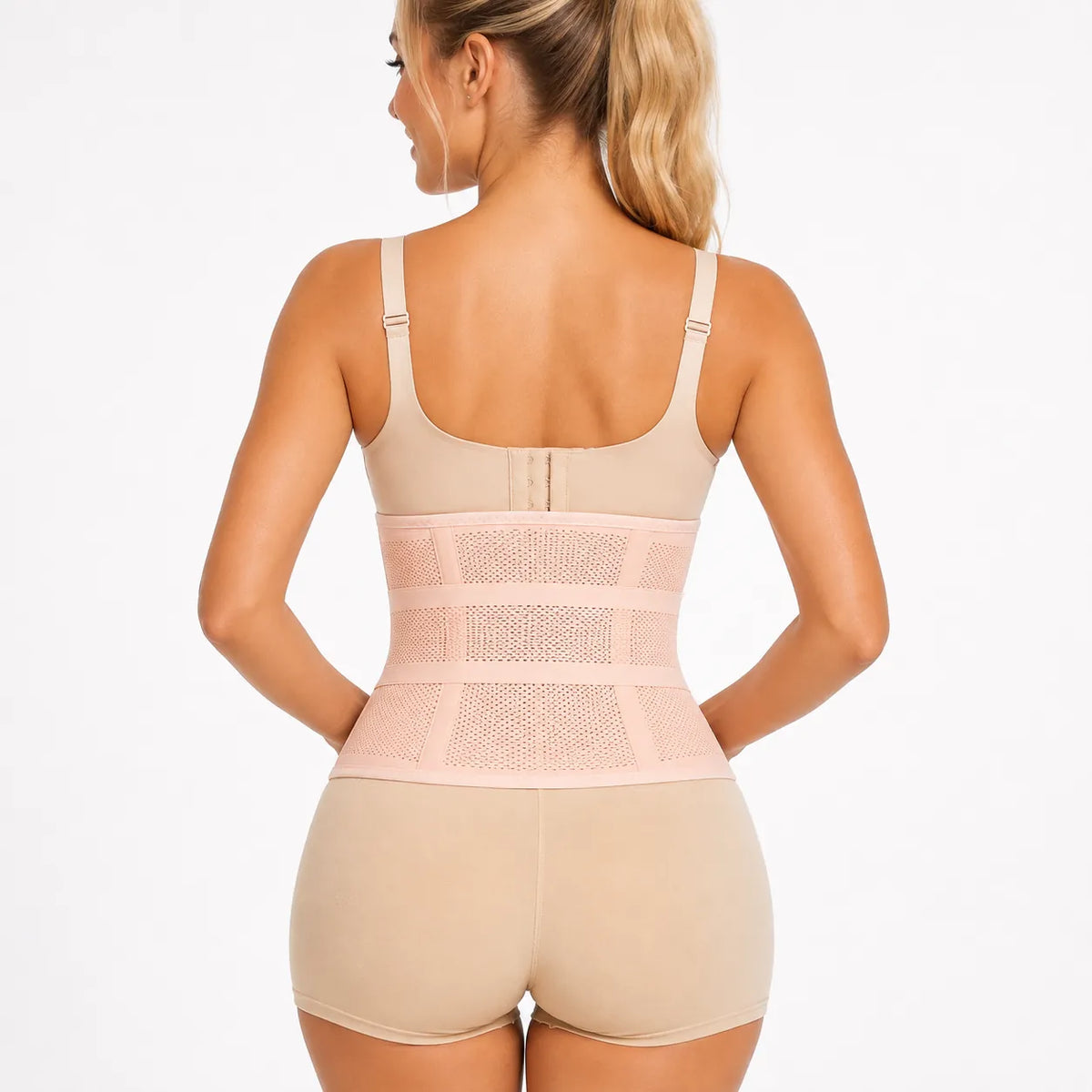 Tour de taille vu de derrière avec une coupe ajustée et des empiècements élastiques autour de la taille.