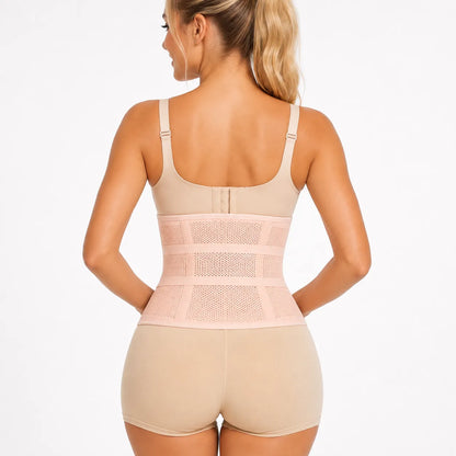 Tour de taille vu de derrière avec une coupe ajustée et des empiècements élastiques autour de la taille.