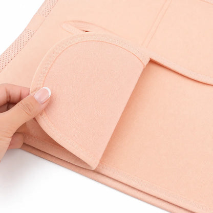 Gros plan du tailleur beige avec matière douce et fermeture Velcro réglable.
