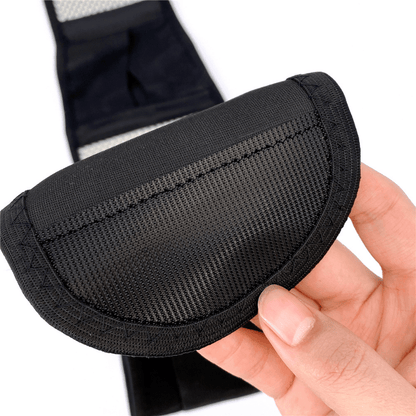 Bältet fästes med karrborrband