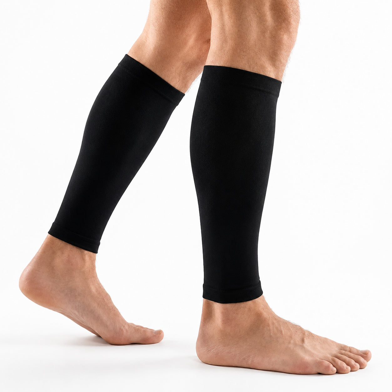 Chaussettes de compression noires pour mollets sur un modèle aux jambes nu-pieds.
