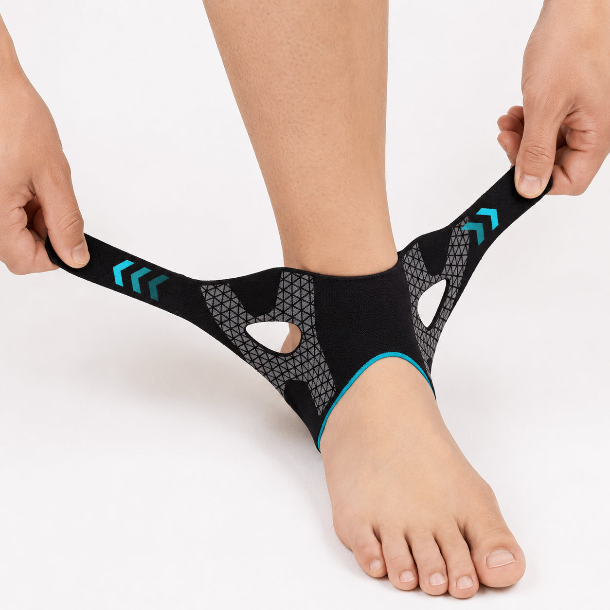 Chevillère réglable avec bandes de stabilisation croisées pour un soutien et une compression supplémentaires autour de la cheville.