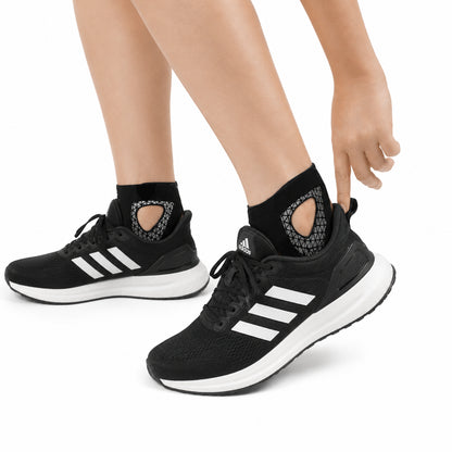Chevillère réglable utilisée discrètement dans des chaussures de sport au quotidien et pendant l'entraînement.