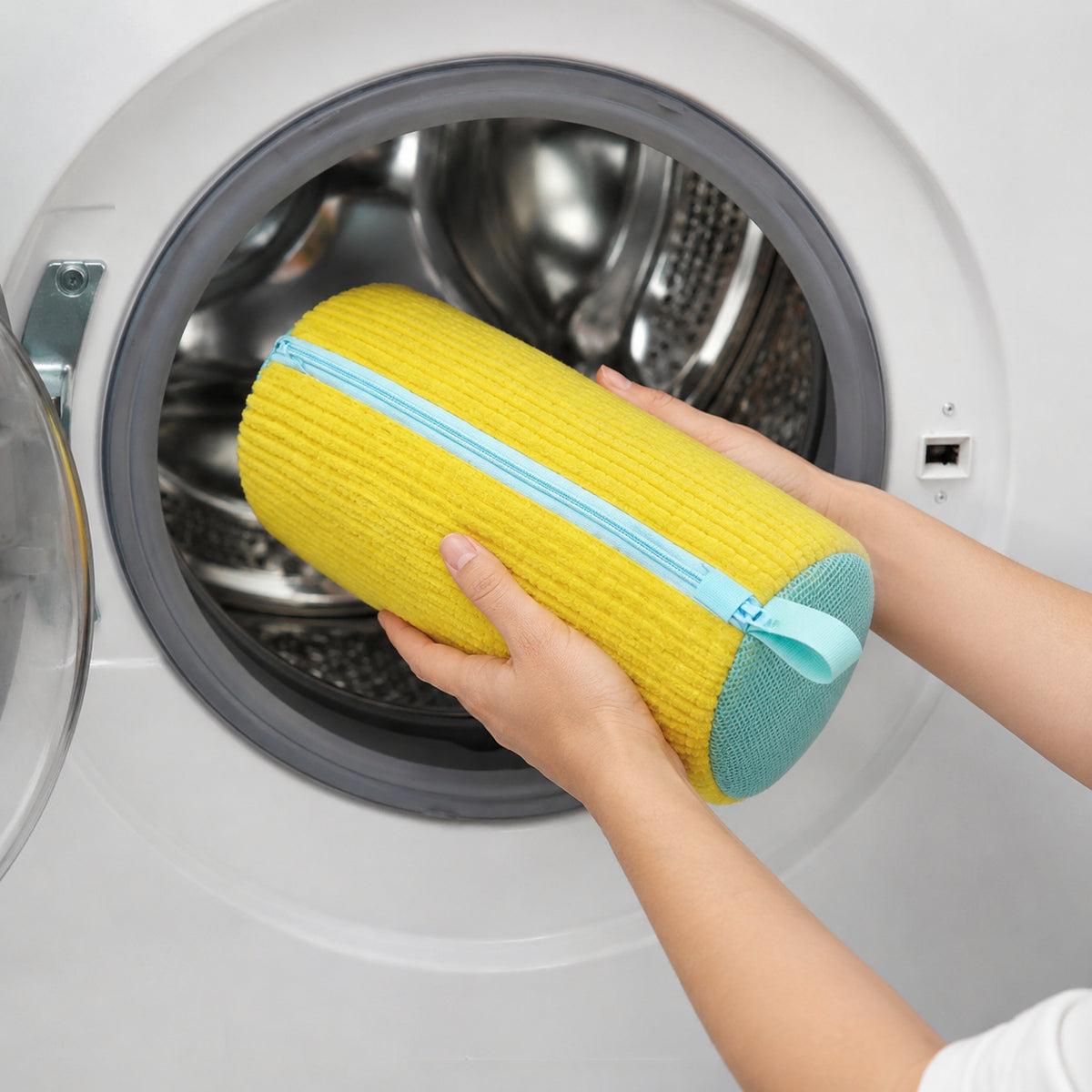 Sac de lavage de chaussures en microfibre jaune avec des baskets blanches montrant comment les chaussures sont placées dans le sac et lavées à la machine à laver.