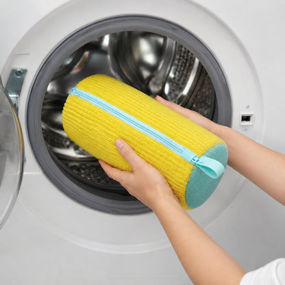 Sac de lavage de chaussures en microfibre jaune avec des baskets blanches montrant comment les chaussures sont placées dans le sac et lavées à la machine à laver.