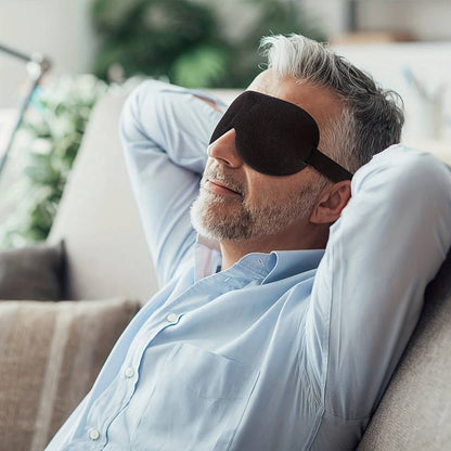 Man som vilar med sömnmasken på huvudet