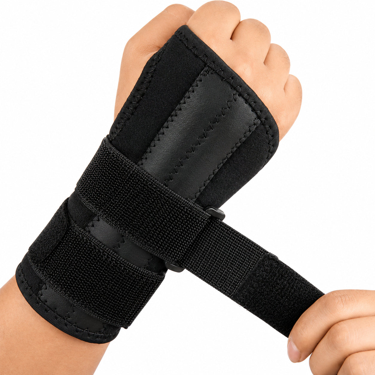 Bandage de poignet stable noir avec bandes velcro réglables et attelle de poignet.
