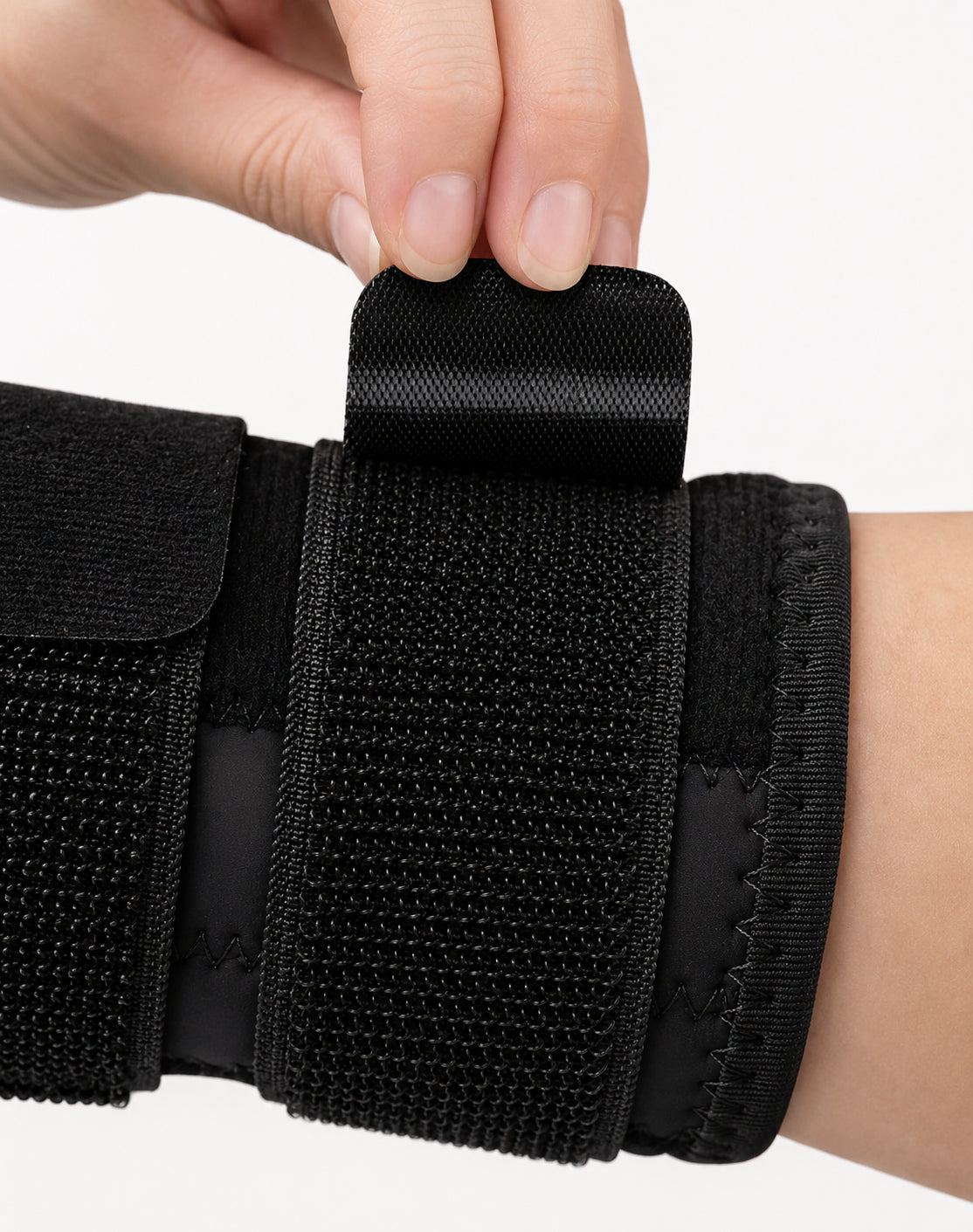 Gros plan sur la bande velcro réglable d'un bandage de poignet stable.