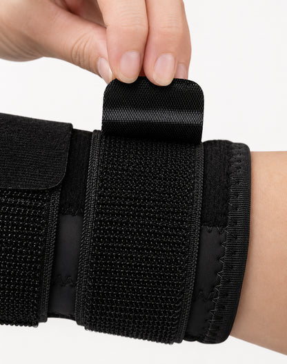 Gros plan sur la bande velcro réglable d'un bandage de poignet stable.