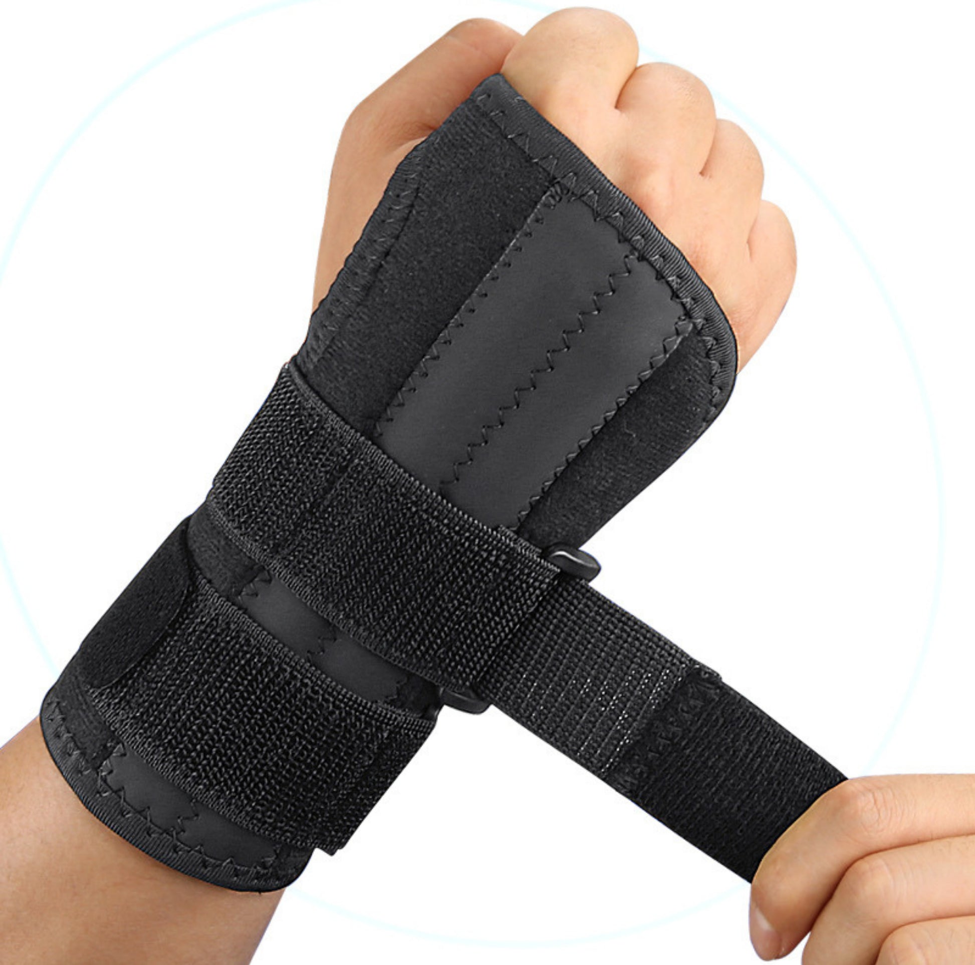 Handledsbandage med justerbart spännband som ger stöd runt handleden.