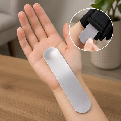 Gros plan sur l'attelle en aluminium amovible d'un bandage de poignet stable.